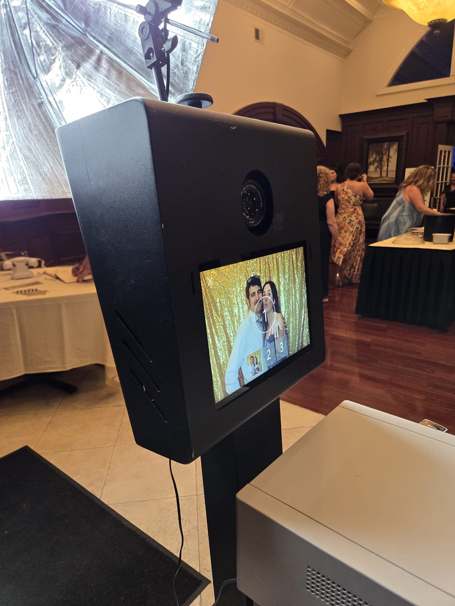 DIGITAL PHOTO & GIF BOOTH